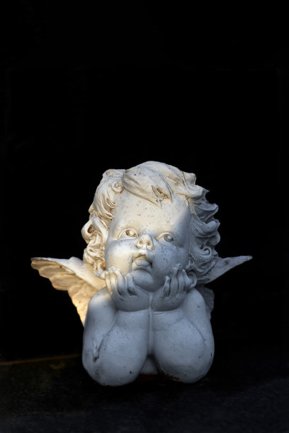 吊唁卡与天使雕像，黑色背景与副本空间图片下载