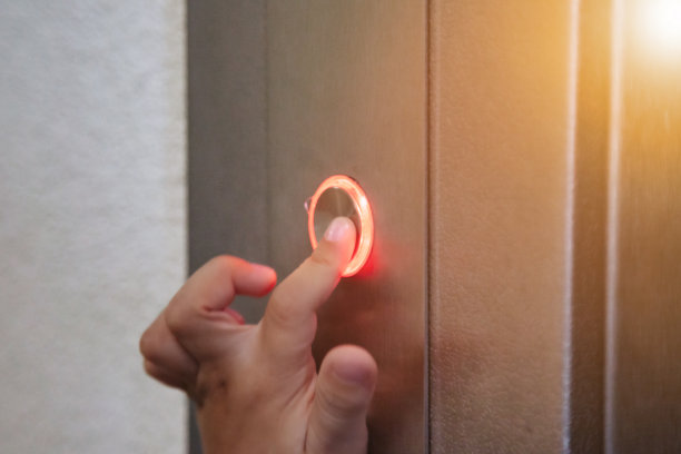 公寓楼现代电梯中小孩按呼叫按钮的特写镜头图片下载