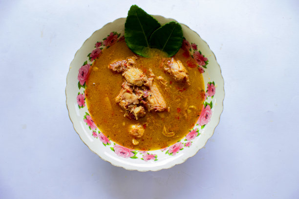 鸡肉咖喱或kari ayam上碗，孤立在白色背景图片下载