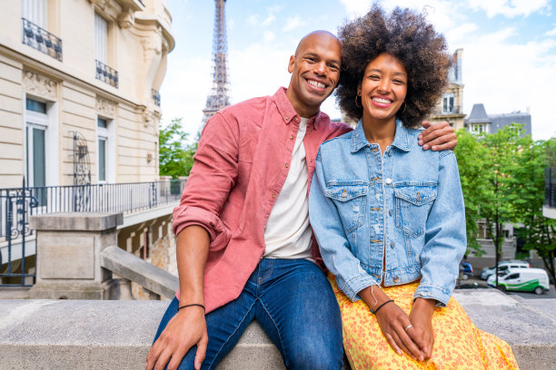 一对相爱的非裔美国美女夫妇去巴黎旅游图片下载