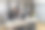 站着聪明的女秘书拿着文件现在老板经理坐在男人看着文件纸在她的手在现代木制办公室。快乐的亚洲商人一起工作。图片下载