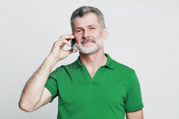 生活方式，技术和老年人的概念:微笑的年长的胡子和某人讲电话图片下载