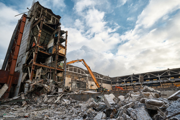 大型挖掘机拆除旧工业建筑图片下载
