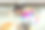 亚洲小女孩在公园里给兔子喂胡萝卜。图片下载