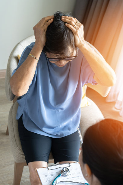 老年痴呆、老年阿兹海默病老年老年患者(老年妇女)伴有精神压力大、脑疾病、抑郁、记忆丧失、精神分裂症或颈性眩晕的医生图片下载