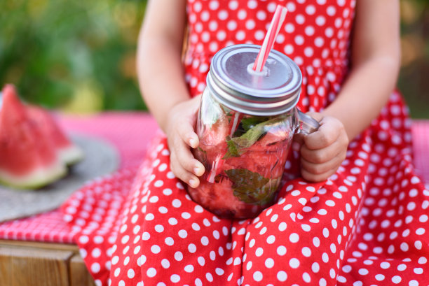 西瓜柠檬水加冰和薄荷作为夏季清凉饮料的罐子。图片下载