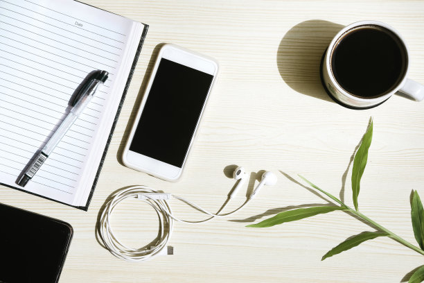 正上方的一张木桌上的桌子图片下载