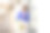 女人用手机和网袋装满新鲜蔬菜在家里的门廊图片下载