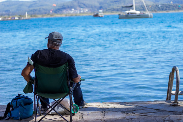 老人在海边钓鱼图片下载
