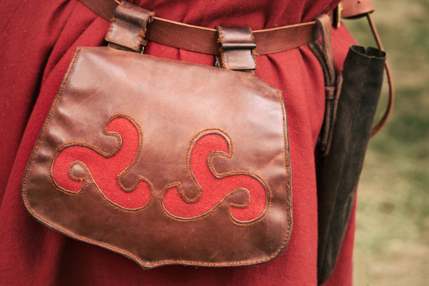 一个穿着复古衣服的男人的复古腰袋。这是俄国和瑞典战争时期的古代兵工厂图片下载