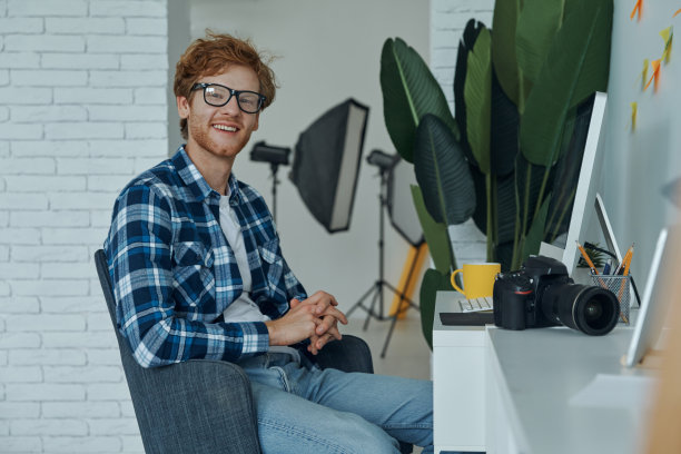 快乐的年轻人看着镜头微笑着图片下载