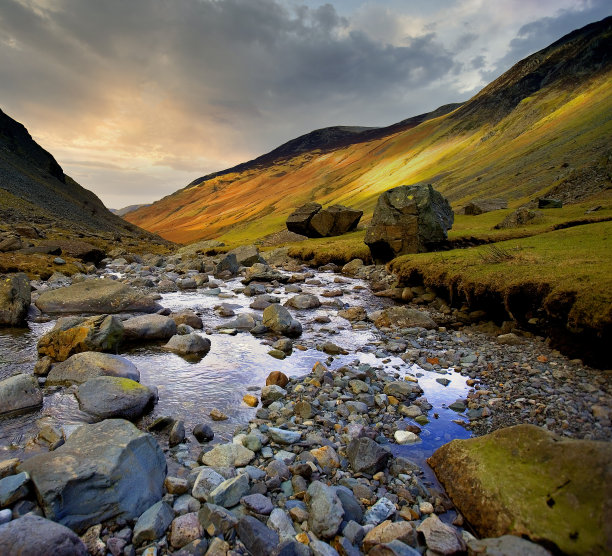 缓缓流淌的河水图片下载