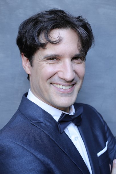 西装革履的男人图片下载