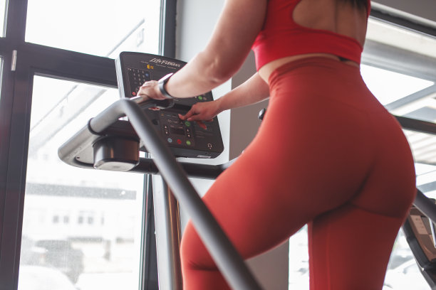 妇女调整阶梯式磨在锻炼特写图片下载