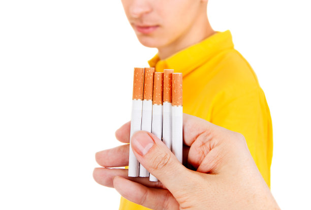 抽烟的男人图片下载