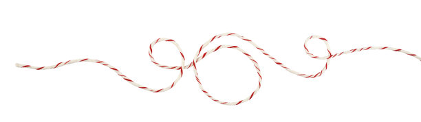 卷曲的白色和红色圣诞包裹绳在一个线排列孤立在白色上图片下载