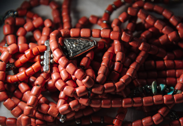 民族项链的红色颜色的特写图片下载
