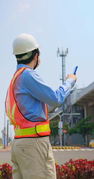 工程师使用电话检查塔图片下载