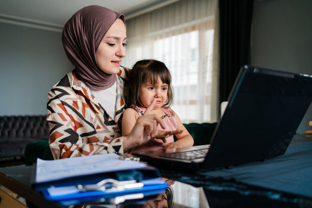中东母亲在家带孩子工作图片下载