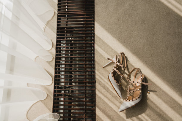 酒店房间里的白色和米色皮鞋。图片下载