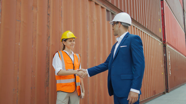 年轻的工程师和总检查仓库，包含。图片下载