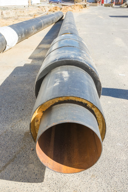 旧房子附近更换后挖掘水管管道。更换管道。城市道路上铺设了新管道。图片下载