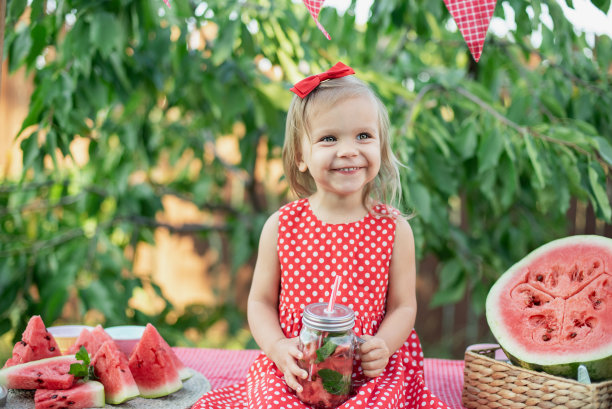 西瓜柠檬水加冰和薄荷作为夏季清凉饮料的罐子。图片下载