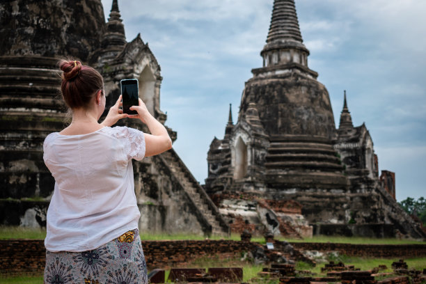 游客在泰国大城府的佛塔上拍照。图片下载