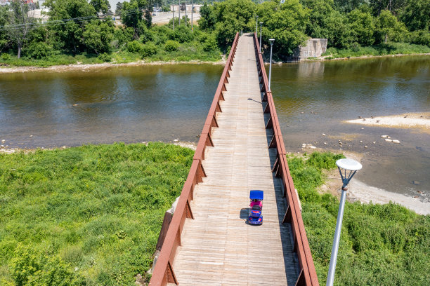 在加拿大布兰特福德格兰德河的胶合板桥上架空图片下载