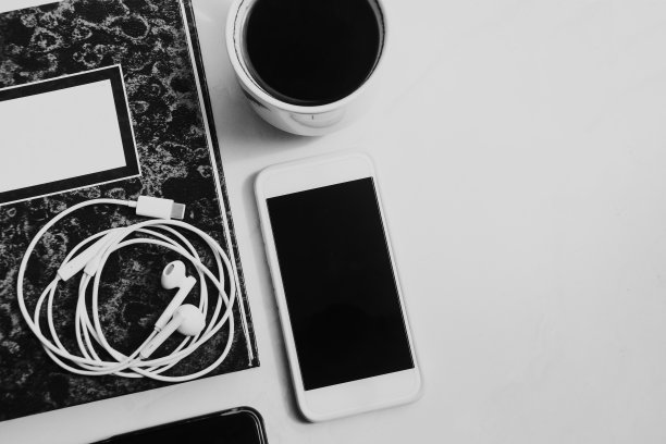 正上方拍摄的白色背景的桌子图片下载