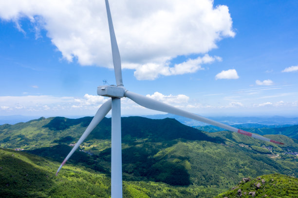 高山蓝天白云风力发电机图片下载