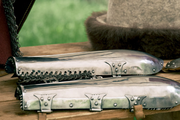 复古盔甲，复古锁子甲和旧帽子。古代的军火库记录了俄国和瑞典的战争图片下载