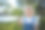美丽的小女孩在夏日公园的夕阳下吹走蒲公英种子。选择性聚焦图像图片下载