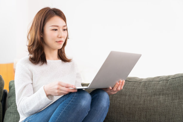 年轻的亚洲女性使用笔记本电脑图片下载