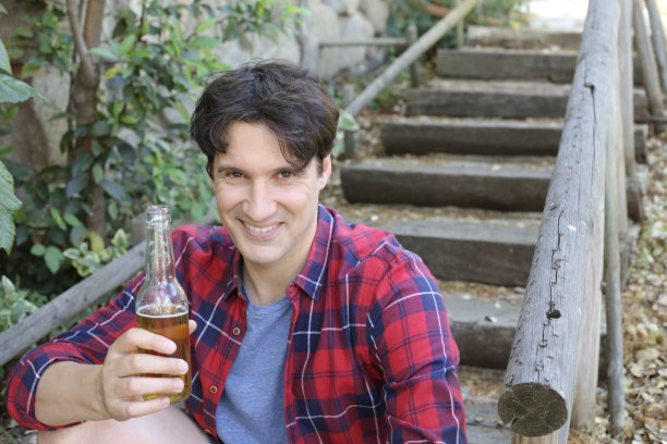 享受新鲜啤酒的男人图片下载