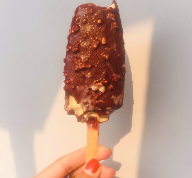 冰淇淋巧克力正在融化。图片下载