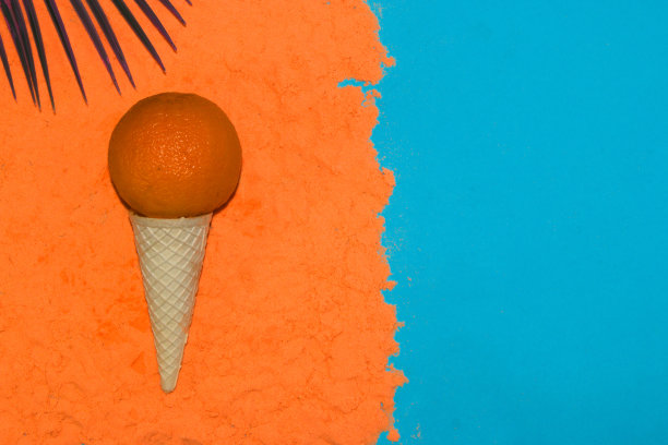 冰淇淋甜筒搭配橙果冰淇淋球，创意热带设计，异域概念图片下载