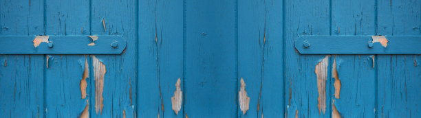 旧抽象的蓝色彩绘剥落剥落质朴的木板、木门、木门纹理——木墙背景横幅全景长破旧图片下载