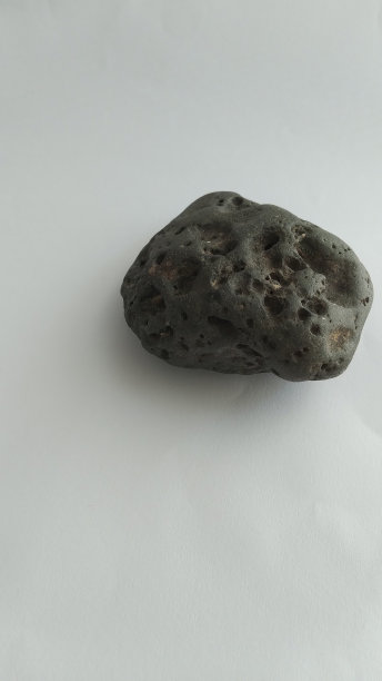 溪河石上白色的背景图片下载