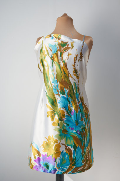 白色缎面印花连衣裙。作者的设计图片下载