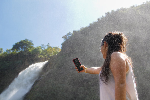 成功的女企业家在异国情调的自然公园拍照图片下载