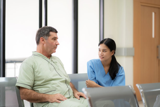 医生在医院里与坐在椅子上的老人交谈。医生向病人解释诊断和治疗。护士鼓励的人。手术成功后完全康复。医疗保健医学图片下载