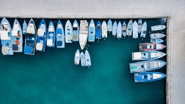 马尔代夫Fuvahmulah海港的船只鸟瞰图图片下载