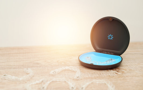 隐形对齐是不可见的透明对齐，透明塑料保持在蓝色的盒子。与copyspace图片下载