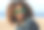 美丽的年轻非洲女人在一个夏天的海滩上穿着牛仔夹克和墨镜。图片下载