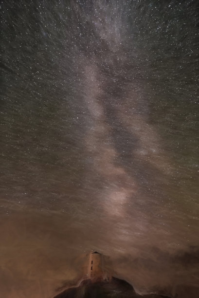 在Llanddwyn岛灯塔上的数字银河绘画，Twr Mawr at Ynys Llanddwyn on Anglesey图片下载