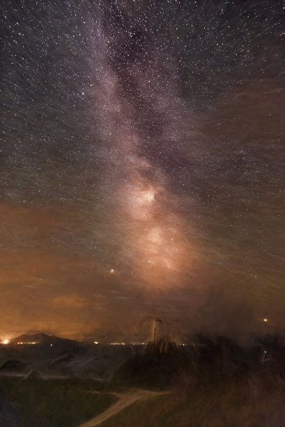在Llanddwyn岛灯塔上的数字银河绘画，Twr Mawr at Ynys Llanddwyn on Anglesey图片下载