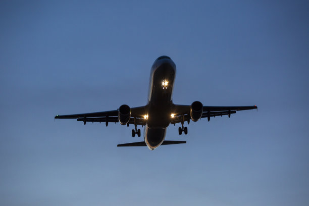 黄昏降落飞机图片下载