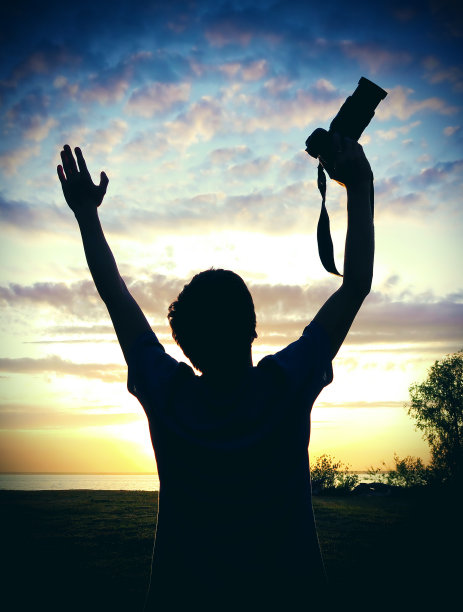 拿着相机的快乐男人图片下载