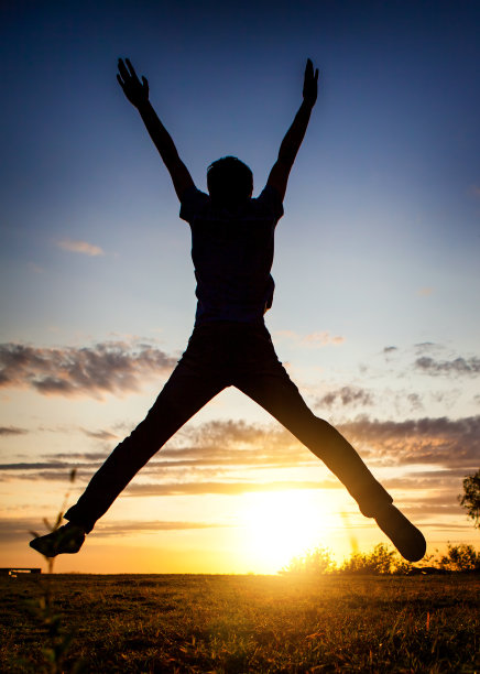 快乐的人在日落跳图片下载